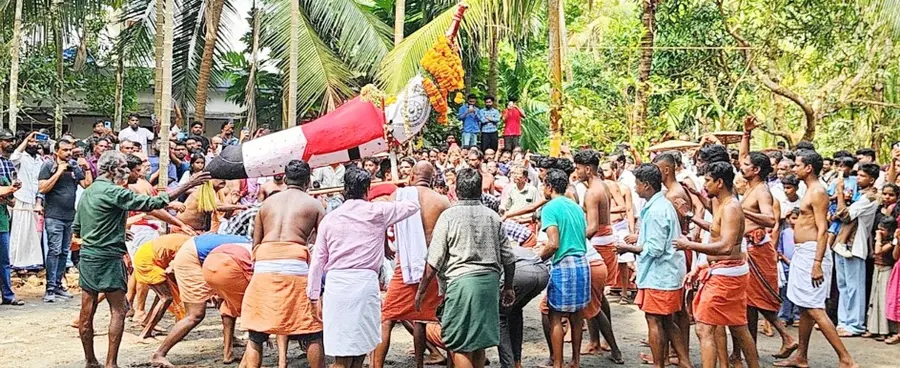 വാവുത്സവത്തിന്റെ ഭാഗമായുള്ള ജാതവൻ പുറപ്പാടിനിടെ മുരുകല്ലിങ്ങൽ കൈത്തൊടിപ്പാടത്ത് കാരകളിക്കുന്ന ജാതവൻ