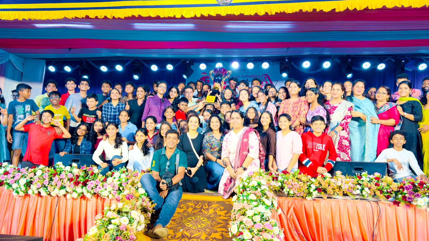 സഹോദയ ജില്ലാ  കലോത്സവത്തിൽ  ഓവറോൾ ചാമ്പ്യന്മാരായ  ദേവമാതാ പബ്ലിക് സ്കൂളിന് സേവ്യർ  ചിറ്റിലപ്പിള്ളി എംഎൽഎ   ട്രോഫി സമ്മാനിക്കുന്നു