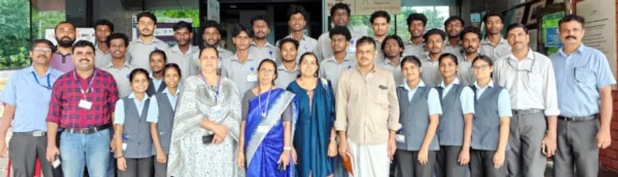 നൈപുണ്യ പരിശീലന പദ്ധതിയിൽ ജോലി ലഭിച്ചവർ ജില്ലാ പട്ടികവർഗ വികസന അസി ഓഫീസർ കെ വി രാഘവനും തലശേരി എൻടിടിഎഫ് പ്രിൻസിപ്പൽ
വി എം സരസ്വതിക്കുമൊപ്പം