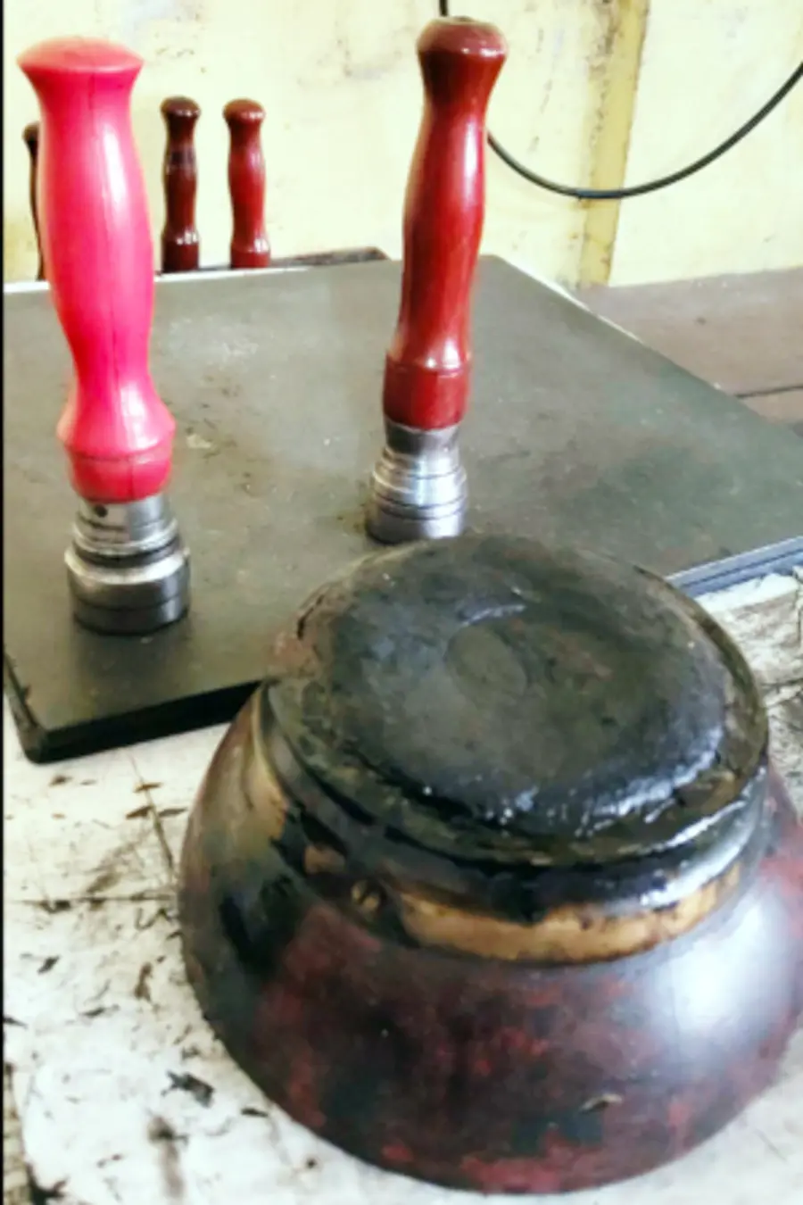 തപാൽ ഓഫീസുകളിൽ ഉപയോഗിക്കുന്ന സ്റ്റാമ്പും മഷിയും