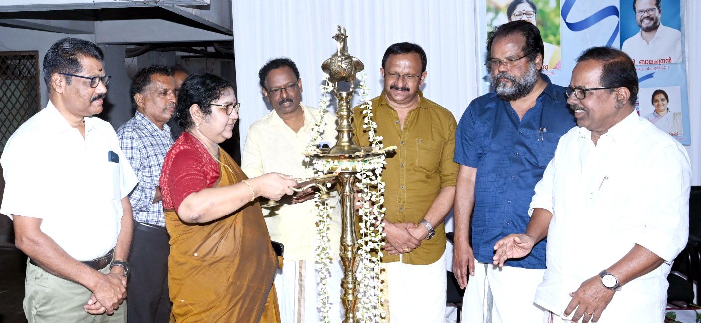 കൊച്ചിന്‍ ദേവസ്വം ബോര്‍ഡ് ഓഫീസിലെ 25 കിലോവാട്ട് സോളാര്‍ പ്ലാന്റ് മന്ത്രി ആര്‍ ബിന്ദു ഉദ്ഘാടനം ചെയ്യുന്നു