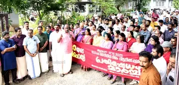 ബിഎൽഒയുടെ അത്മഹത്യയിൽ പ്രതിഷേധിച്ച് ആക്ഷൻ കൗൺസിൽലും അധ്യാപക സർവ്വീസ് സംഘടന സമര സമിതിയുടെയും നേതൃത്വത്തിൽ കളക്ടറേറ്റിലേക്ക് നടത്തിയ മാർച്ച് ജോയിന്റ് കൗൺസിൽ സംസ്ഥാന വൈസ് ചെയർമാൻ ആർ രമേശ് ഉദ്ഘാടനം ചെയ്യുന്നു