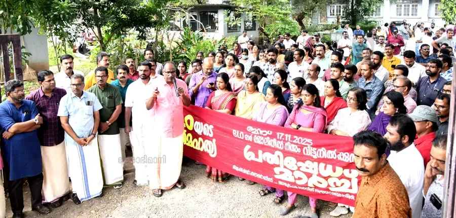 ബിഎൽഒയുടെ അത്മഹത്യയിൽ പ്രതിഷേധിച്ച് ആക്ഷൻ കൗൺസിൽലും അധ്യാപക സർവ്വീസ് സംഘടന സമര സമിതിയുടെയും നേതൃത്വത്തിൽ  കളക്ടറേറ്റി​ലേക്ക് നടത്തിയ മാർച്ച് ജോയിന്റ് കൗൺസിൽ സംസ്ഥാന വൈസ് ചെയർമാൻ ആർ രമേശ് ഉദ്ഘാടനം ചെയ്യുന്നു 