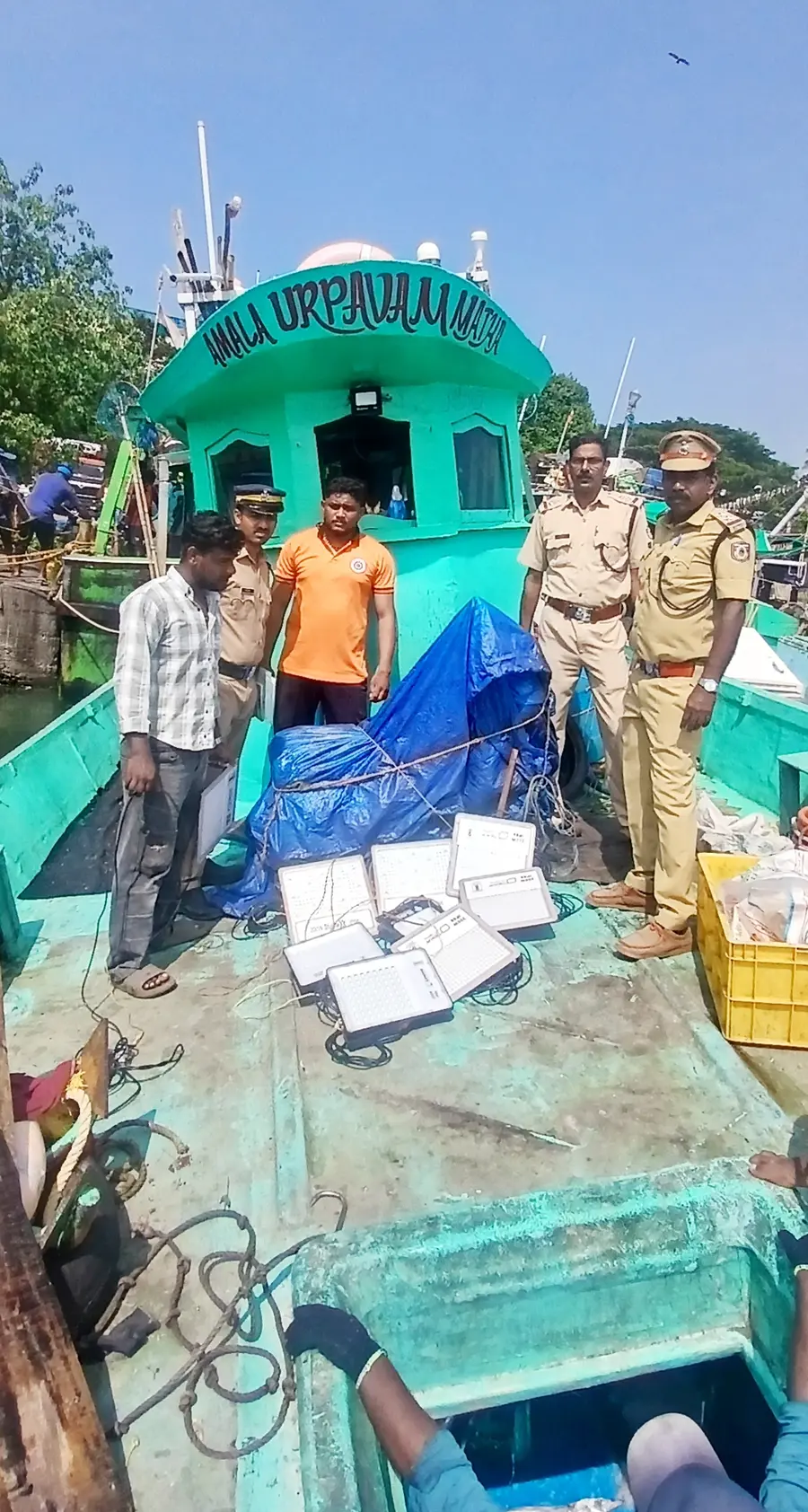 ബേപ്പൂരിൽ ലൈറ്റ് ഫിഷിങ് നടത്തിയതിന് പിടികൂടിയ ബോട്ട്