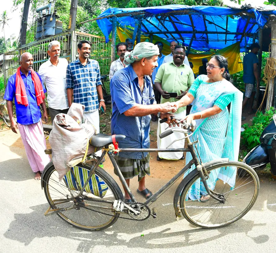 പൂമല റോഡിൽ പുളിക്കന്മൂലയിൽ എൽഡിഎഫ് ജില്ലാ പഞ്ചായത്ത് വാഴാനി ഡിവിഷൻ സ്ഥാനാർഥി മേരി തോമസ്  വോട്ട് അഭ്യർഥിക്കുന്നു