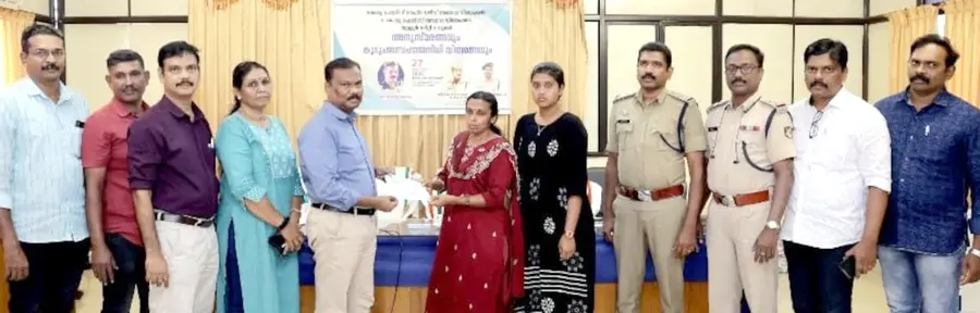 മരണപ്പെട്ട പൊലീസ് സേനാംഗങ്ങളുടെ കുടുംബങ്ങൾക്ക് സഹായ നിധി  തൃശൂർ ക്രൈം ബ്രാഞ്ച് യൂണിറ്റ്  പൊലീസ് മേധാവി  ടി കെ സുബ്രഹ്മണ്യൻ കെെമാറുന്നു