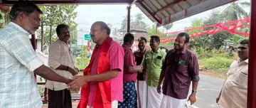 ജില്ലാ പഞ്ചായത്ത് തിരുവില്വാമല ഡിവിഷന്‍ സ്ഥാനാര്‍ഥി കെ ആര്‍ സത്യൻ വോട്ടഭ്യര്‍ഥിക്കുന്നു