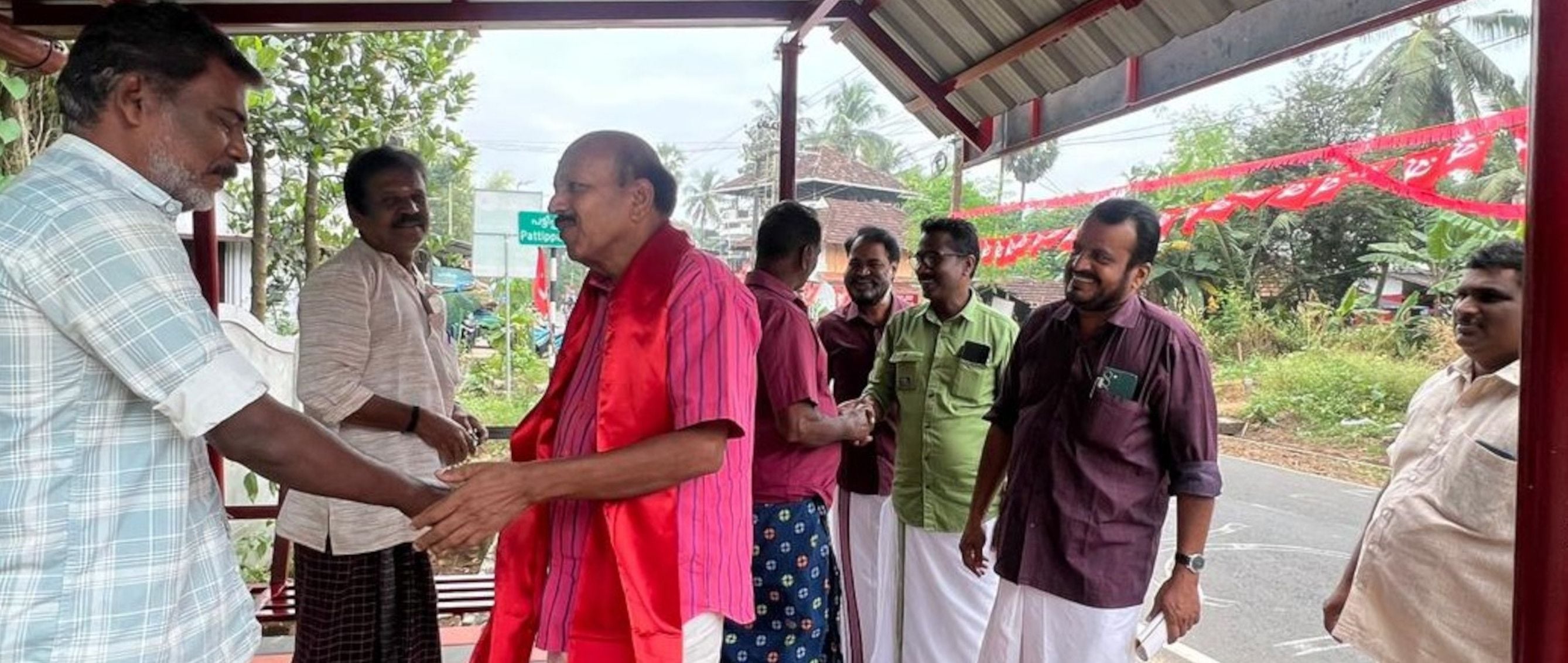 ജില്ലാ പഞ്ചായത്ത് തിരുവില്വാമല ഡിവിഷന്‍ സ്ഥാനാര്‍ഥി കെ ആര്‍ സത്യൻ വോട്ടഭ്യര്‍ഥിക്കുന്നു