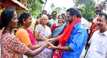 ജില്ലാപഞ്ചായത്ത് കൊടകര ഡിവിഷൻ എൽഡിഎഫ്  സ്ഥാനാർഥി കെ ജെ ഡിക്സണ് കൊടകര കാവുംതറയിൽ വോട്ട് അഭ്യർഥിക്കുന്നു