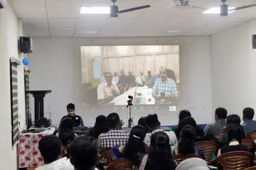 വിദ്യാഭ്യാസ റിയാലിറ്റി ഷോയിൽ തെരഞ്ഞെടുക്കപ്പെട്ട പ്രതിനിധികളുമായി കൈറ്റ്‌ സിഇഒ കെ അൻവർ സാദത്ത്   ഓൺലൈനിൽ ആശയവിനിമയം നടത്തുന്നു 