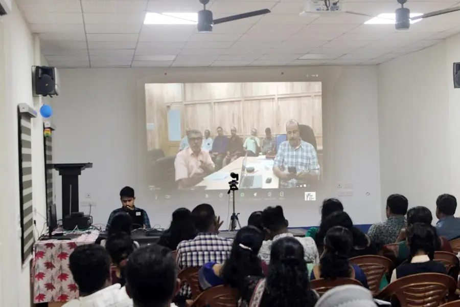 വിദ്യാഭ്യാസ റിയാലിറ്റി ഷോയിൽ തെരഞ്ഞെടുക്കപ്പെട്ട പ്രതിനിധികളുമായി കൈറ്റ്‌ സിഇഒ കെ അൻവർ സാദത്ത്   ഓൺലൈനിൽ ആശയവിനിമയം നടത്തുന്നു 