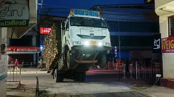 വെയ് ബ്രിഡ്ജിൽ നിന്നും പോന്നോട്ടെടുക്കവേ ഉയർന്നു പൊങ്ങിയ ലോറി. കുണ്ടറ ആശുപത്രി മുക്കിൽ ശനി പുലർച്ചെ 5.30 ന് നടന്ന അപകടം. അപകടത്തിൽ ബൈക്ക് യാത്രികന് പരിക്കേറ്റു. 