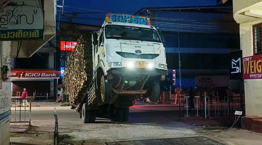 വെയ് ബ്രിഡ്ജിൽ നിന്നും പോന്നോട്ടെടുക്കവേ ഉയർന്നു പൊങ്ങിയ ലോറി. കുണ്ടറ ആശുപത്രി മുക്കിൽ ശനി പുലർച്ചെ 5.30 ന് നടന്ന അപകടം. അപകടത്തിൽ ബൈക്ക് യാത്രികന് പരിക്കേറ്റു. 