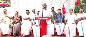 ജില്ലാ പഞ്ചായത്ത് കുളത്തുപ്പുഴ ഡിവിഷൻ സ്ഥാനാർഥി എ എസ് ഷിബിനയുടെ ആര്യങ്കാവ് പഞ്ചായത്തിലെ സ്വീകരണ പരിപാടി സിപിഐ എം ജില്ലാ സെക്രട്ടറിയുടെ ചുമതലയുള്ള   എസ് ജയമോഹൻ ഉദ്ഘാടനംചെയ്യുന്നു