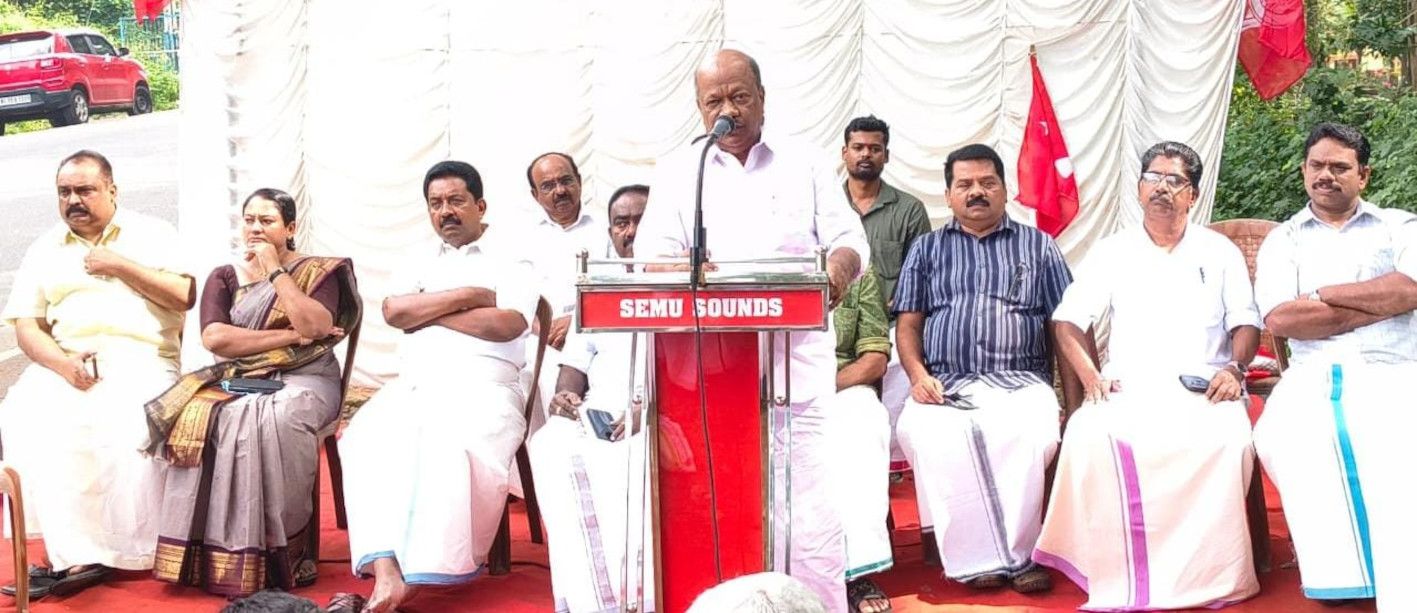 ജില്ലാ പഞ്ചായത്ത് കുളത്തുപ്പുഴ ഡിവിഷൻ സ്ഥാനാർഥി എ എസ് ഷിബിനയുടെ ആര്യങ്കാവ് പഞ്ചായത്തിലെ സ്വീകരണ പരിപാടി സിപിഐ എം ജില്ലാ സെക്രട്ടറിയുടെ ചുമതലയുള്ള   എസ് ജയമോഹൻ ഉദ്ഘാടനംചെയ്യുന്നു