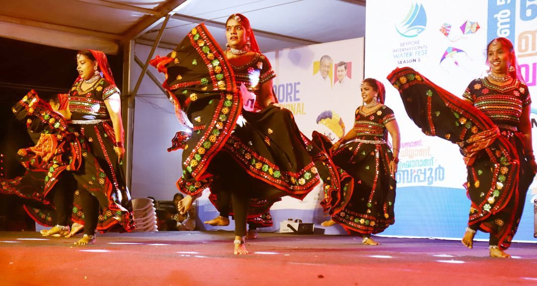 വാട്ടർ ഫെസ്റ്റിന്റെ ഭാഗമായി കുടുംബശ്രീ അംഗങ്ങൾ അവതരിപ്പിച്ച നൃത്തം