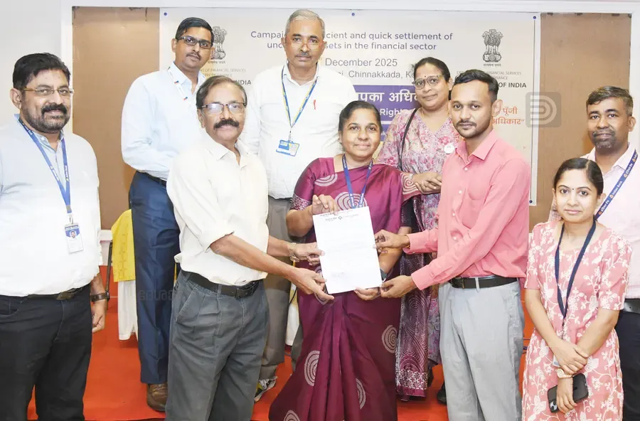 നിങ്ങളുടെ പണം നിങ്ങളുടെ അവകാശം ക്യാമ്പയിനിലൂടെ തേവള്ളി സ്വദേശി ആർ വേണുഗോപാലിന് സെൻട്രൽ ബാങ്ക് ഉദ്യോഗസ്ഥർ തുകയുടെ അവകാശം സംബന്ധിച്ച രേഖകൾ കൈമാറുന്നു