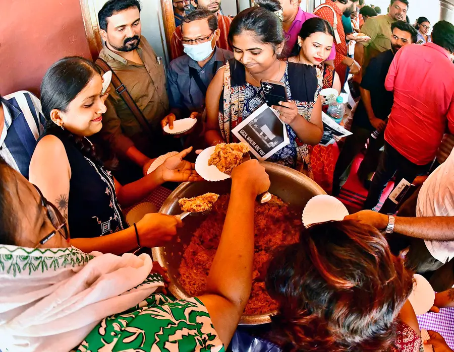  " അരങ്ങിലെ രുചി "  .... അന്താരാഷ്ട്ര നാടകോത്സവത്തിൽ കെ ടി മുഹമ്മദ് തിയറ്ററിൽ അവതരിപ്പിച്ച " നൂറമ്മ ബിരിയാണി ദർബാർ " നാടകത്തിന്റെ  അവതരണത്തിൽ തന്നെ പാചകം ചെയ്ത ബിരിയാണി നാടകം കണ്ടിറങ്ങിയവർക്ക് വിളമ്പുന്ന നാടക പ്രവർത്തകർ 