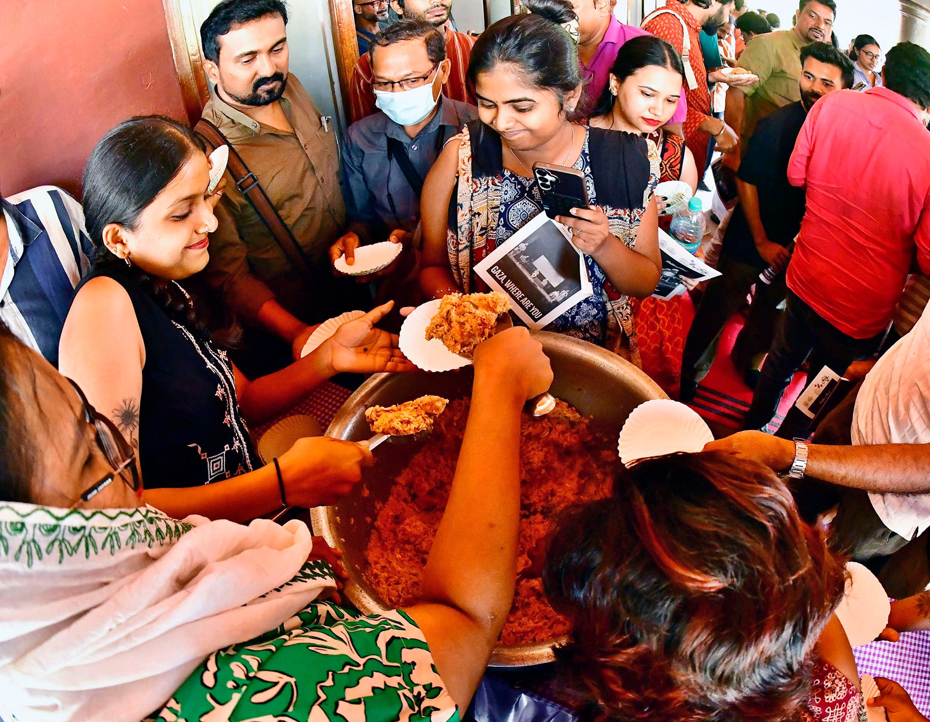  " അരങ്ങിലെ രുചി "  .... അന്താരാഷ്ട്ര നാടകോത്സവത്തിൽ കെ ടി മുഹമ്മദ് തിയറ്ററിൽ അവതരിപ്പിച്ച " നൂറമ്മ ബിരിയാണി ദർബാർ " നാടകത്തിന്റെ  അവതരണത്തിൽ തന്നെ പാചകം ചെയ്ത ബിരിയാണി നാടകം കണ്ടിറങ്ങിയവർക്ക് വിളമ്പുന്ന നാടക പ്രവർത്തകർ 