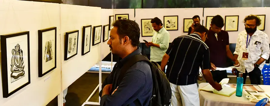 നാടകോത്സവത്തിന്റെ ഭാഗമായി നടക്കുന്ന ചിത്രപ്രദർശനത്തിൽ നിന്ന് 
