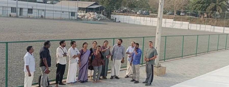 വാണിയംകുളം  പഞ്ചായത്ത് സ്ഥലത്ത് ഒരുങ്ങുന്ന  ടര്‍ഫിന്റെ പ്രവൃത്തികൾ പഞ്ചായത്ത് പ്രസിഡന്റ്  കെ ശ്രീജയുടെ നേതൃത്വത്തിലുള്ള ഉദ്യോഗസ്ഥ സംഘം പരിശോധിക്കുന്നു