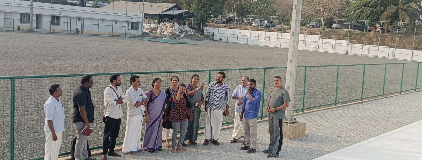 വാണിയംകുളം  പഞ്ചായത്ത് സ്ഥലത്ത് ഒരുങ്ങുന്ന  ടര്‍ഫിന്റെ പ്രവൃത്തികൾ പഞ്ചായത്ത് പ്രസിഡന്റ്  കെ ശ്രീജയുടെ നേതൃത്വത്തിലുള്ള ഉദ്യോഗസ്ഥ സംഘം പരിശോധിക്കുന്നു