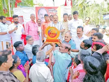 അരിപ്പ ഭൂസമര പ്രതിനിധികൾ ജാഥാ ക്യാപ്റ്റൻ പി എസ് സുപാൽ എംഎൽഎയെ  സ്വീകരിക്കുന്നു 