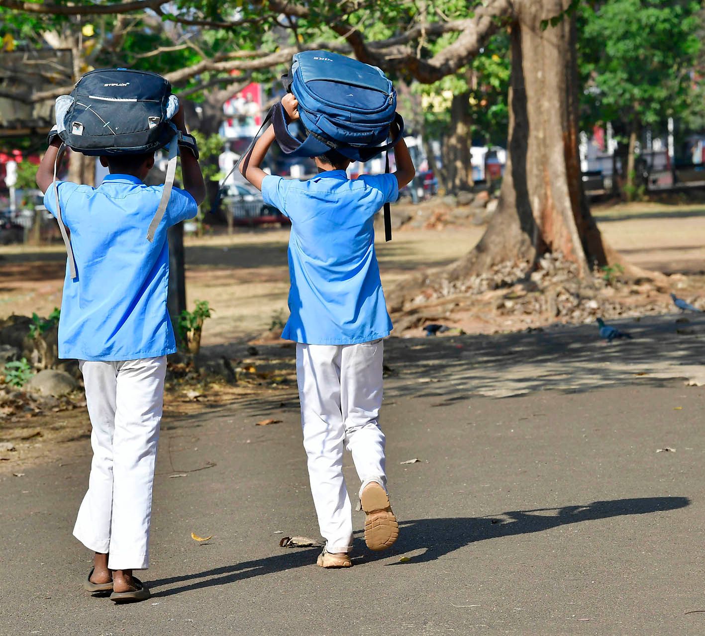 കനത്ത ചൂടിൽ സ്‌കൂൾ ബാഗ്‌ തലയിൽ വച്ച്‌ തേക്കിൻകാട്‌ മൈതാനിയിലൂടെ നടന്നു പോകുന്ന വിദ്യാർഥികൾ         /ഫോട്ടോ: ഡിവിറ്റ്‌ പോൾ