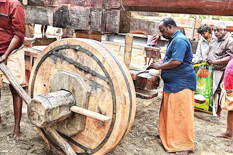 ഈരേഴ തെക്ക് കുതിരയുടെ നിർമാണം തുടങ്ങിയപ്പോൾ. കുതിര മാളികയ്‌ക്ക്‌ സമീപത്തെ കാഴ്‌ച