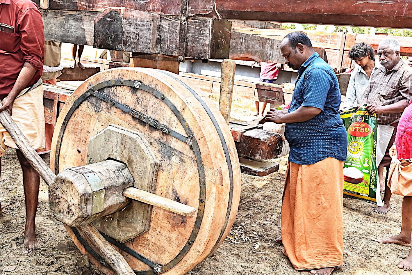 ഈരേഴ തെക്ക് കുതിരയുടെ നിർമാണം തുടങ്ങിയപ്പോൾ. കുതിര മാളികയ്‌ക്ക്‌ സമീപത്തെ കാഴ്‌ച