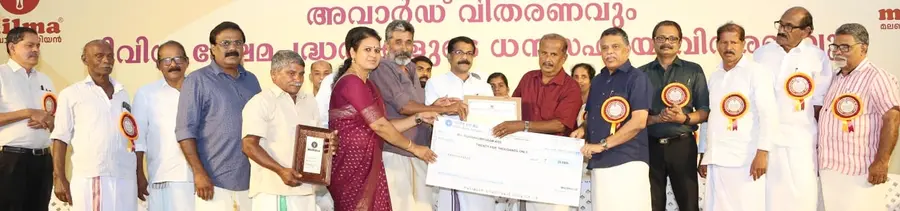 മിൽമയുടെ മികച്ച ബിഎംസി പുരസ്-കാരം കിഴക്കുപുറം ക്ഷീരസംഘം ഭാരവാഹികൾ ഏറ്റുവാങ്ങുന്നു
