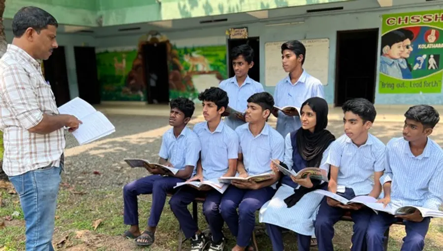 കൊളത്തറ കാലിക്കറ്റ് വികലാംഗ വിദ്യാലയത്തിലെ പത്താം ക്ലാസ് വിദ്യാർഥികൾ സ്കൂൾ മുറ്റത്ത് പഠനത്തിൽ​