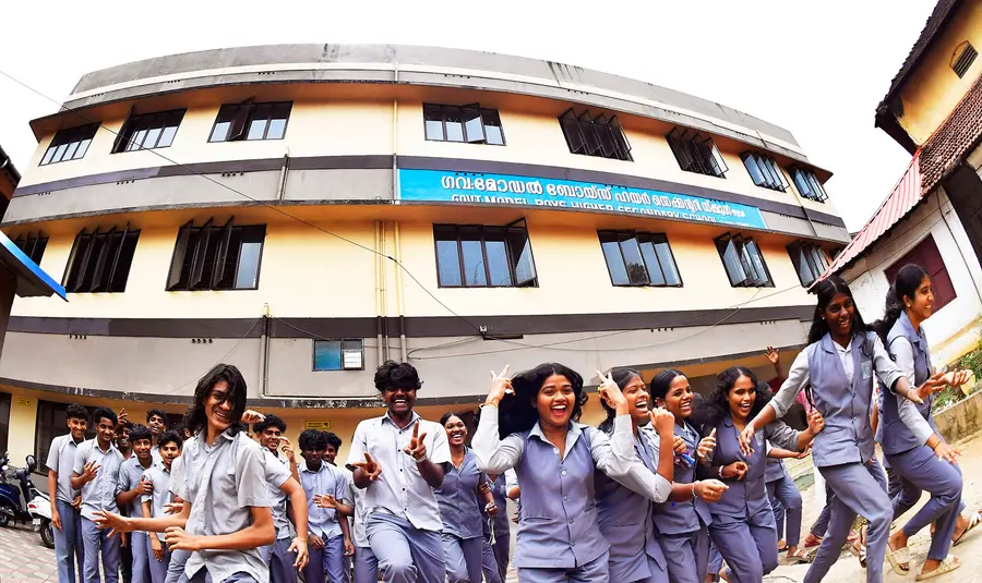 അഞ്ച്‌ കോടി കിഫ്‌ബി ഫണ്ട് ചെലവിട്ട് ഹൈടെക്കാക്കി മാറ്റിയ തൃശൂർ ഗവ. മോഡൽ ബോയ്സ് ഹയർ സെക്കൻഡറി സ്കൂളിൽ ആഘോഷത്തിമിർപ്പിൽ വിദ്യാർഥികൾ