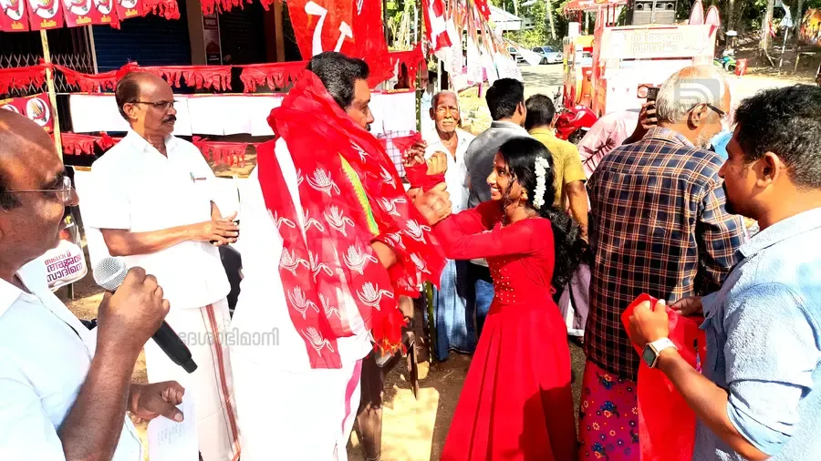 പുനലൂർ മണ്ഡലം എൽഡിഎഫ് സ്ഥാനാർഥി സി അജയപ്രസാദിന് പതിനൊന്നാം മൈലിൽ നൽകിയ സ്വീകരണം