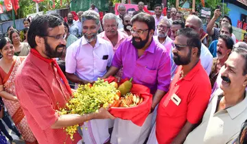 മണലൂർ മണ്ഡലം എൽഡിഎഫ്‌ സ്ഥാനാർഥി പ്രൊഫ. സി രവിന്ദ്രനാഥിന്‌ വാക സെന്ററിൽ നൽകിയ സ്വീകരണം                                                 /ഫോട്ടോ: ഡിവിറ്റ്‌ പോൾ