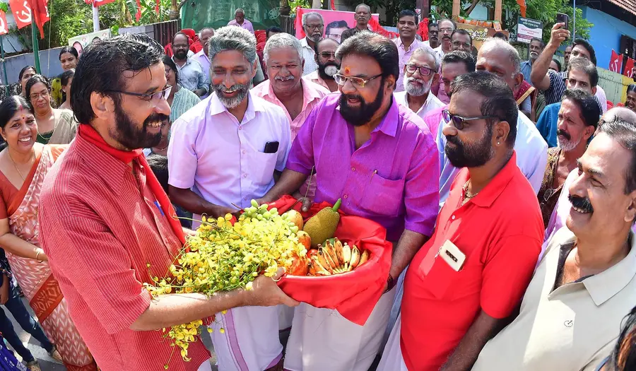 മണലൂർ മണ്ഡലം എൽഡിഎഫ്‌ സ്ഥാനാർഥി പ്രൊഫ. സി രവിന്ദ്രനാഥിന്‌ വാക സെന്ററിൽ നൽകിയ സ്വീകരണം                                                 /ഫോട്ടോ: ഡിവിറ്റ്‌ പോൾ
