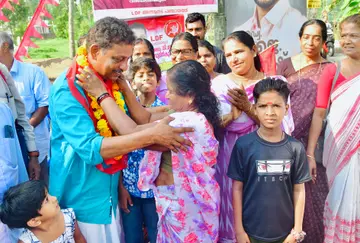 കൊടുങ്ങല്ലൂരിലെ എൽഡിഎഫ്‌ സ്ഥാനാർഥി വി ആർ സുനിൽകുമാറിന്‌ അന്നമനട പഞ്ചായത്തിലെ കീഴഡൂരിൽ നൽകിയ സ്വീകരണത്തിൽ പള്ളിപ്പാട്ട്‌ തങ്കമണി സ്ഥാനാർഥിയെ മാലയിട്ട്‌ സ്വീകരിക്കുന്നു