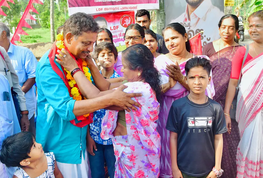 കൊടുങ്ങല്ലൂരിലെ എൽഡിഎഫ്‌ സ്ഥാനാർഥി വി ആർ സുനിൽകുമാറിന്‌ അന്നമനട പഞ്ചായത്തിലെ കീഴഡൂരിൽ നൽകിയ സ്വീകരണത്തിൽ പള്ളിപ്പാട്ട്‌ തങ്കമണി സ്ഥാനാർഥിയെ മാലയിട്ട്‌ സ്വീകരിക്കുന്നു