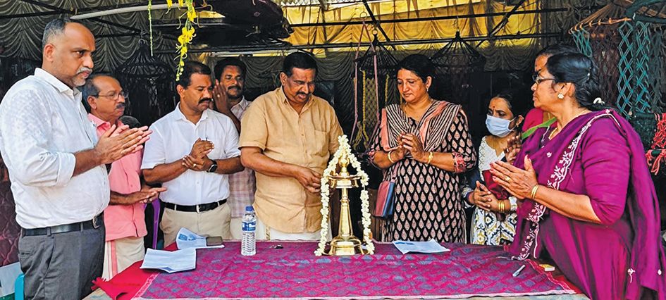 ഹരിപ്പാട് ടൗൺഹാൾ ജങ്‌ഷനിൽ കയർഫെഡിന്റെ വിഷു വിപണനമേള ജില്ലാ പഞ്ചായത്ത് പ്രസിഡന്റ് എ മഹേന്ദ്രൻ  ഉദ്ഘാടനംചെയ്യുന്നു