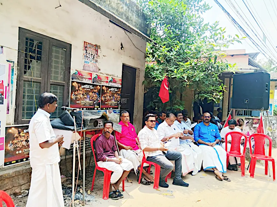 പള്ളിപ്പാട് പഞ്ചായത്തിലെ അനധികൃത നിലംനികത്തലിനെതിരെ സിപിഐ എം പള്ളിപ്പാട് ലോക്കൽ കമ്മിറ്റി
വില്ലേജ് ഓഫീസിനുമുന്നിൽ സംഘടിപ്പിച്ച ധർണ ഏരിയ സെക്രട്ടറി സി പ്രസാദ് ഉദ്ഘാടനംചെയ്യുന്നു