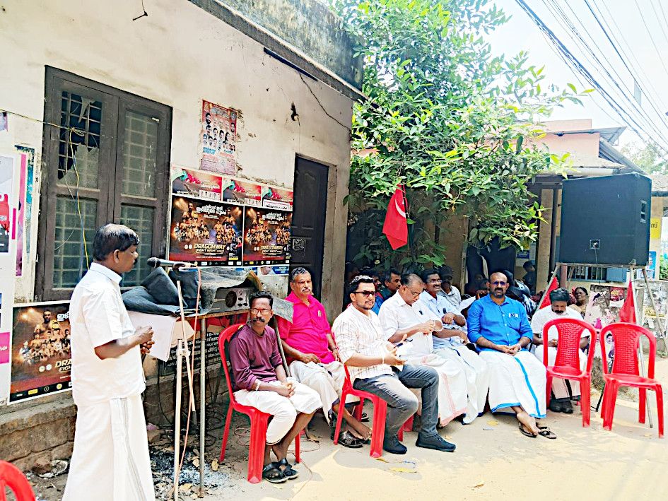 പള്ളിപ്പാട് പഞ്ചായത്തിലെ അനധികൃത നിലംനികത്തലിനെതിരെ സിപിഐ എം പള്ളിപ്പാട് ലോക്കൽ കമ്മിറ്റി  വില്ലേജ് ഓഫീസിനുമുന്നിൽ സംഘടിപ്പിച്ച ധർണ ഏരിയ സെക്രട്ടറി സി പ്രസാദ് ഉദ്ഘാടനംചെയ്യുന്നു