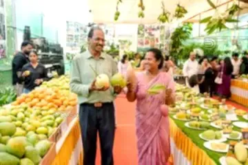 ബ്ലെയ്‌സി ജോർജ്‌ ഭർത്താവ്‌ ജോർജിനൊപ്പം മാംഗോ ഫെസ്റ്റ്‌ വേദിയിൽ