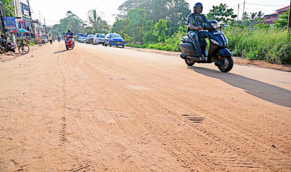 വൈഎംസിഎ പാലം – കെഎസ്‌ആർടിസി റോഡിൽ  അപകട ഭീഷണിയുയർത്തി മണൽ അടിഞ്ഞുകൂടി കിടക്കുന്നു