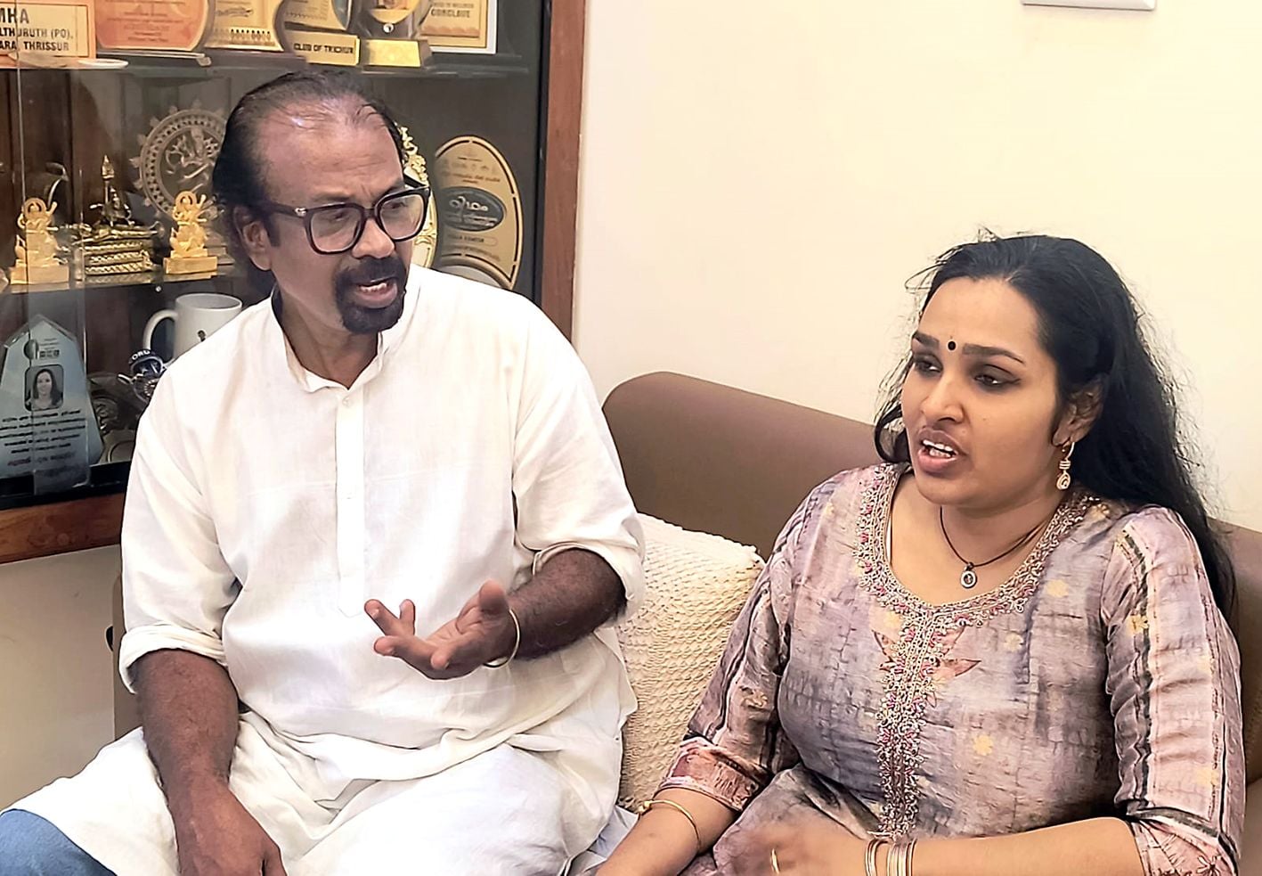 സുരേഷ്‌ മാഞ്ചസ്റ്ററും ഗായിക പൂജ രമേഷും 