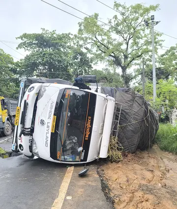 എസ്എൻ പുരത്ത് ചരക്ക് ലോറി മറിഞ്ഞ നിലയിൽ