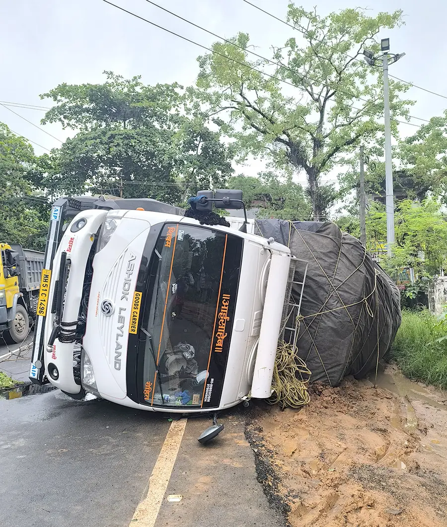 എസ്എൻ പുരത്ത് ചരക്ക് ലോറി മറിഞ്ഞ നിലയിൽ
