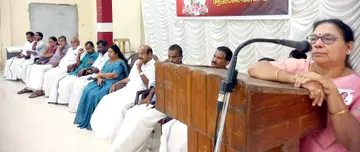 കാതറിൻ പോളിന്റെ നിര്യാണത്തിൽ ആളൂരിൽ ചേർന്ന സർവകക്ഷി അനുശോചന യോഗത്തിൽ  ജില്ലാ പഞ്ചായത്ത് പ്രസിഡന്റ് മേരി തോമസ് സംസാരിക്കുന്നു