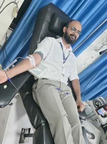 റുക്‌നുദ്ധീൻ രക്തം നൽകുന്നു
