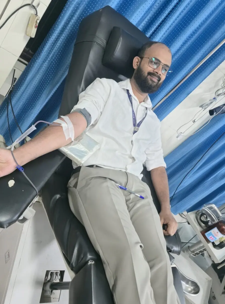 റുക്‌നുദ്ധീൻ രക്തം നൽകുന്നു