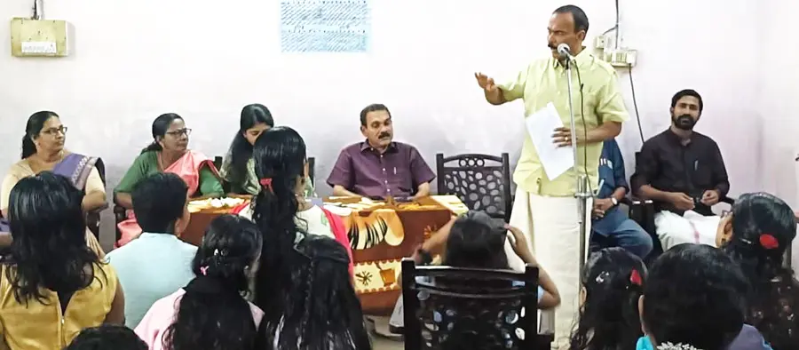 പുനലൂർ ജവഹർ ബാല കലാഭവനിൽ സൗജന്യ ഫൈൻ ആർട്സ് ബേസിക് കോഴ്സ് മുനിസിപ്പൽ ചെയർമാൻ
എം എ രാജഗോപാൽ ഉദ്ഘാടനംചെയ്യുന്നു